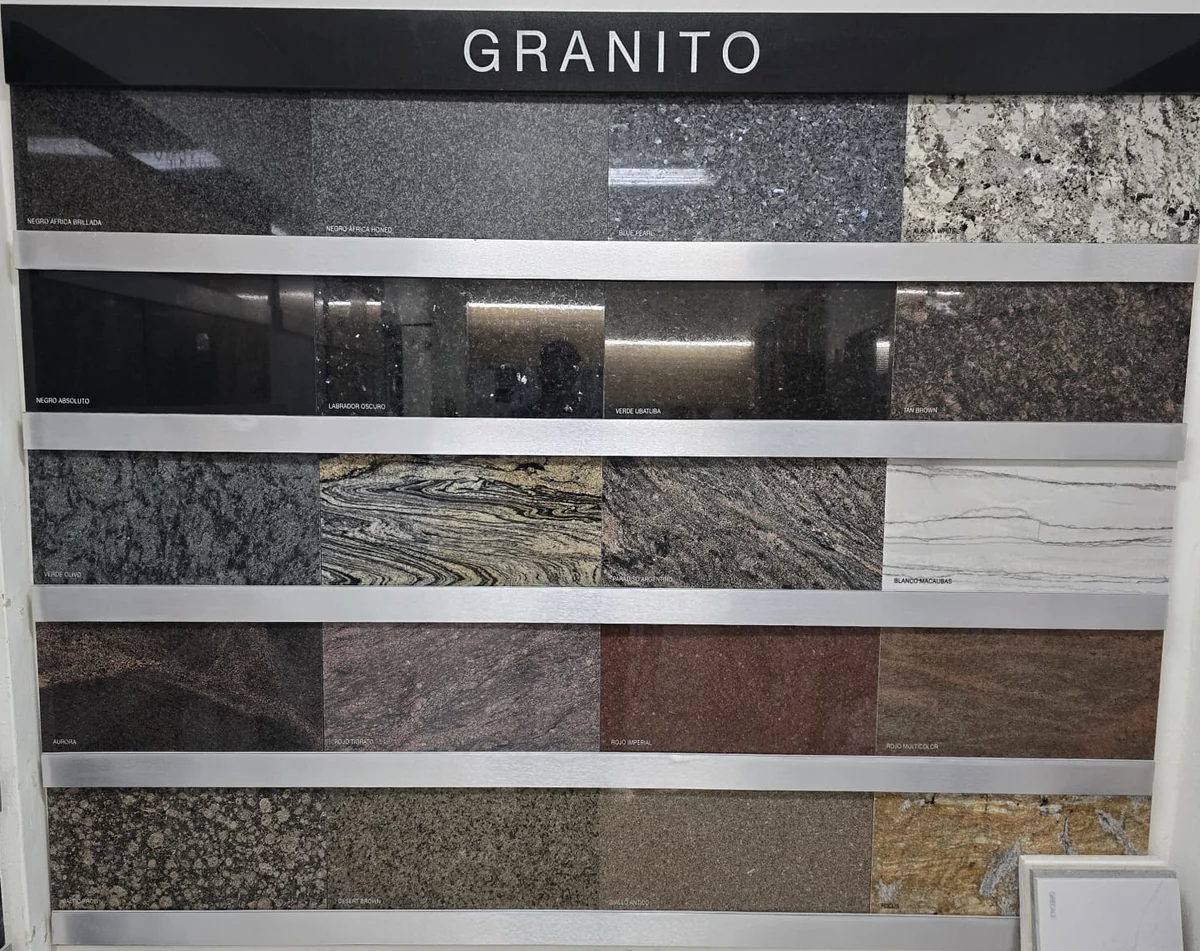Display real de granito en el showroom