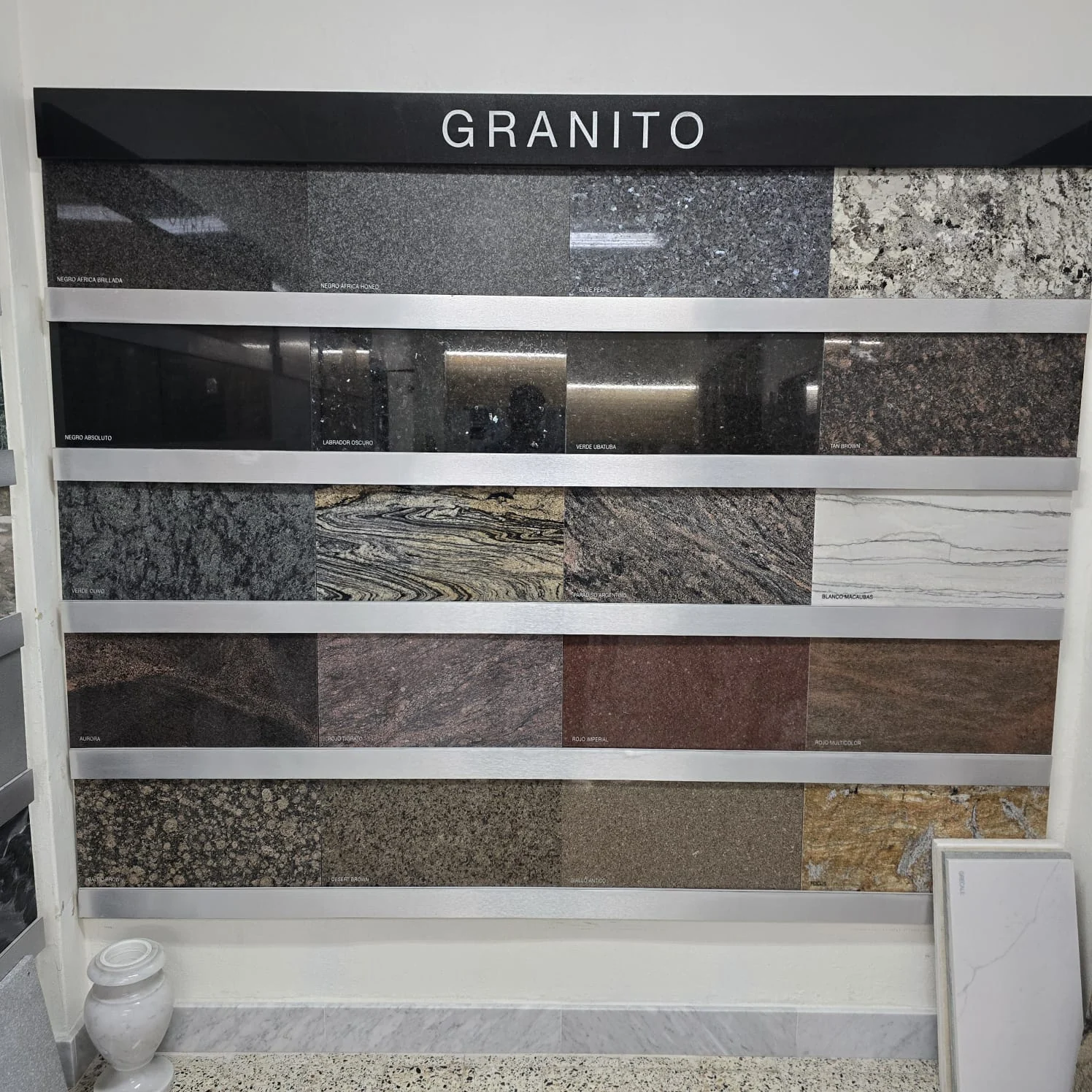 Display de granito del showroom — fotografía 1