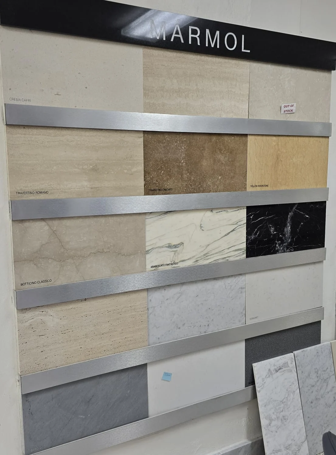 Display real de mármol en el showroom