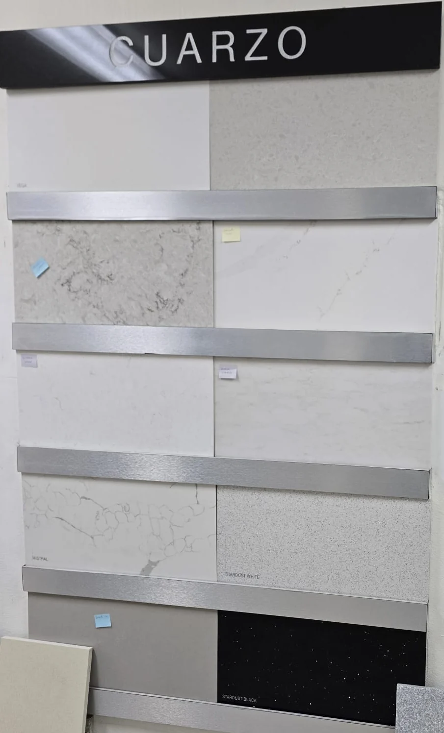 Display real de cuarzo en el showroom